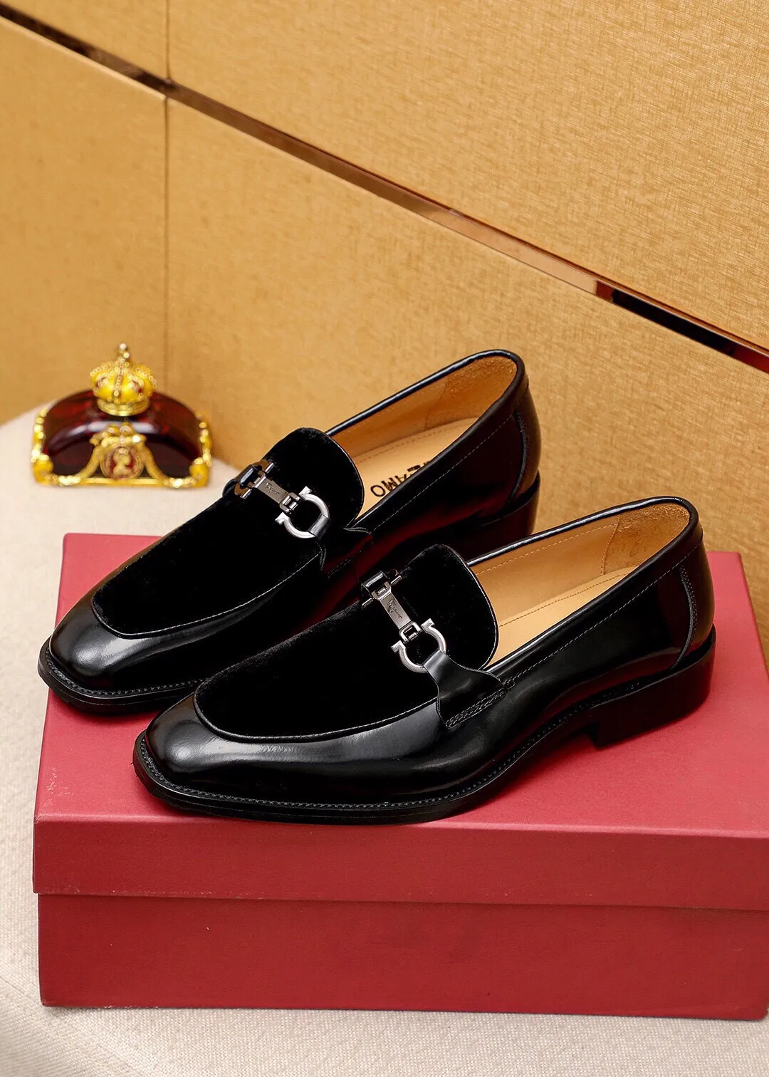 Men's shoes 💰460 💐 Product trademark: Ferragamo "Ferragamo" casual leather shoes Regular size: 38-44 (45.46.47🉑️Customized) Product materials: Selected imported top-layer high mercerized calfskin upper + luxury hardware buckle, imported water-dyed cow leather lining. Strong three-dimensional visual effect, rubber outsole Color: 2⃣️colors available